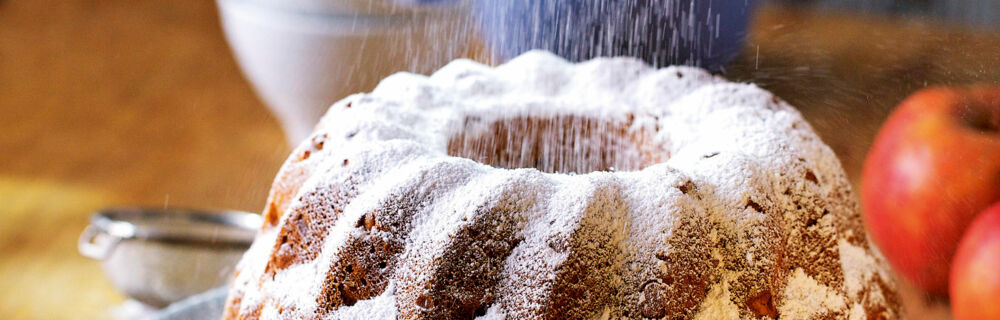 Gugelhupf mit Walnüssen und Äpfeln Gugelhupf mit Walnüssen und Äpfeln