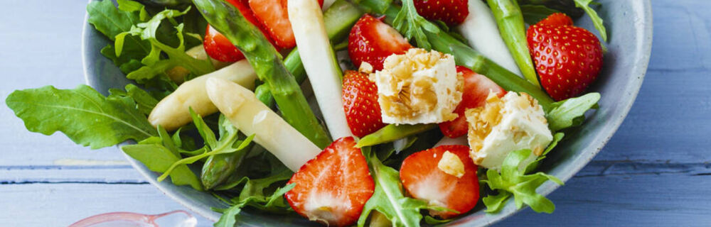 Erdbeer-Spargel-Salat mit Walnussfeta Erdbeer-Spargel-Salat mit Walnussfeta