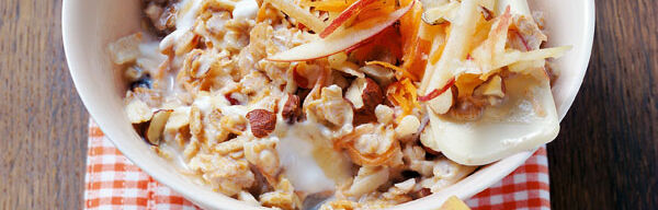 Bircher Apfelmüsli mit Möhren und Rosinen Bircher Apfelmüsli mit Möhren und Rosinen