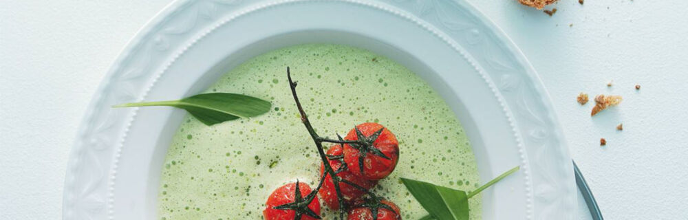 Bärlauchschaum-Suppe mit Karamelltomaten Bärlauchschaum-Suppe mit Karamelltomaten