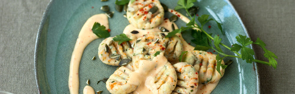 Möhren-Petersilien-Gnocchi mit Chili-Käse-Sauce Möhren-Petersilien-Gnocchi mit Chili-Käse-Sauce