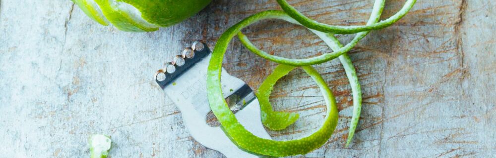 Limette mit Zesten und Ziseliermesser Küchenglossar Unterseite V-Z