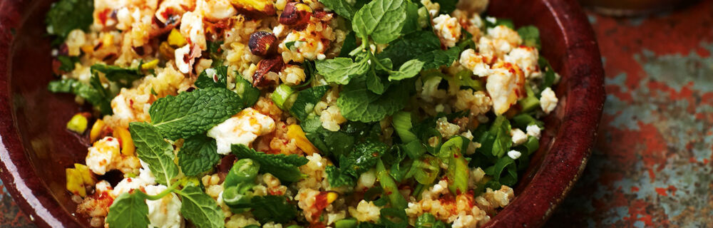 Bulgursalat mit Feta, Pistazien und Harissa-Dressing Bulgursalat mit Feta, Pistazien und Harissa-Dressing