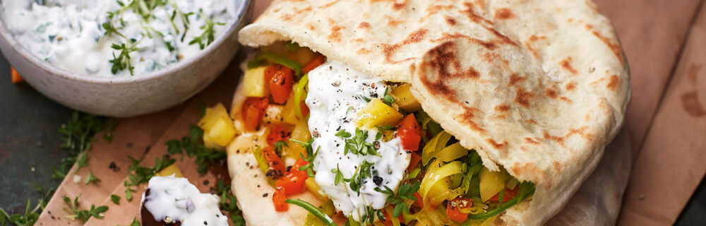 Suppengrün-Salat im Pitabrot mit Pfeffer-Feta-Creme Suppengrün-Salat im Pitabrot mit Pfeffer-Feta-Creme