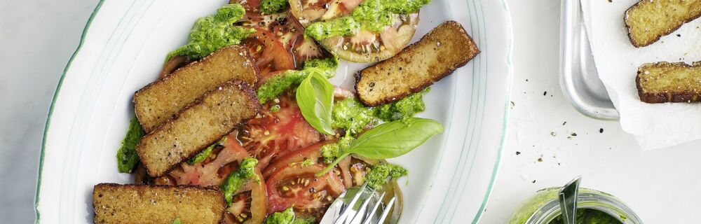 Tomaten-Carpaccio mit Salsa verde und Räuchertofu Tomaten-Carpaccio mit Salsa verde und Räuchertofu