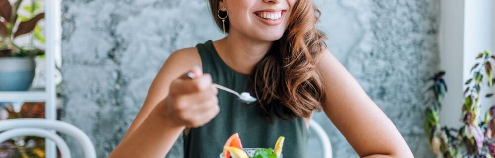 Essen macht uns glücklich – Aber warum ist das so und wie funktioniert das eigentlich genau? Diesen Fragen sind wir einmal etwas genauer nachgegangen. Essen macht glücklich