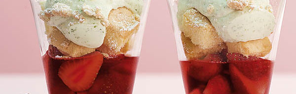 Erdbeer-Trifle mit süßer Basilikumsahne Erdbeer-Trifle mit süßer Basilikumsahne