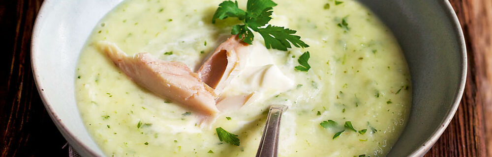 Petersilienwurzelsuppe mit Räucherfisch Petersilienwurzelsuppe mit Räucherfisch