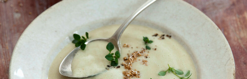 Bohnencremesuppe mit Amarant-Knusperpops Bohnencremesuppe mit Amarant-Knusperpops