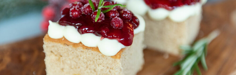 Glühwein Schmand-Schnitten garniert mit Johannisbeeren Glühwein Schmand-Schnitten
