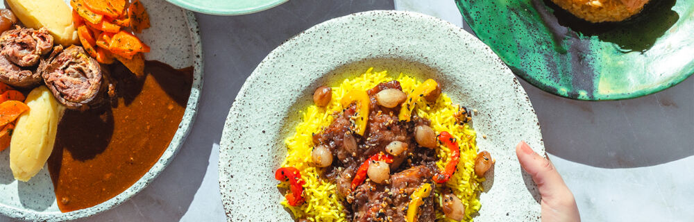 Gerichte von getvoila lassen sich einfach zubereiten und sind einfach köstlich. Mike Süssers Rinderroulade, Asma Khans Indisches Curry mit Huhn und vegetarisch, Anton Schmaus' Teriyaki Lachs mit Dashi-Risotto, Thomas Bühners Coq au Vin