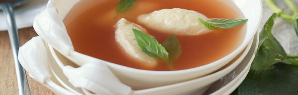 Klare Tomatenbrühe mit Parmesannocken Klare Tomatenbrühe mit Parmesannocken