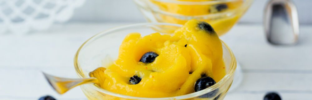 Mango-Orangen-Ingwer-Sorbet mit Heidelbeeren Mango-Orangen-Ingwer-Sorbet mit Heidelbeeren