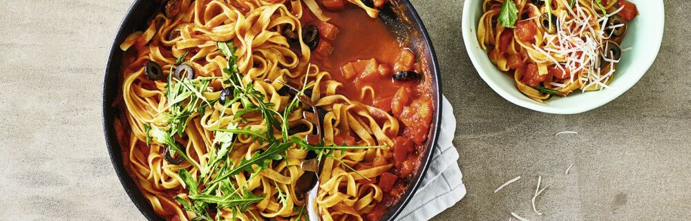 One-Pot-Pasta mit Paprika, Oliven & Rucola One-Pot-Pasta mit Paprika, Oliven & Rucola