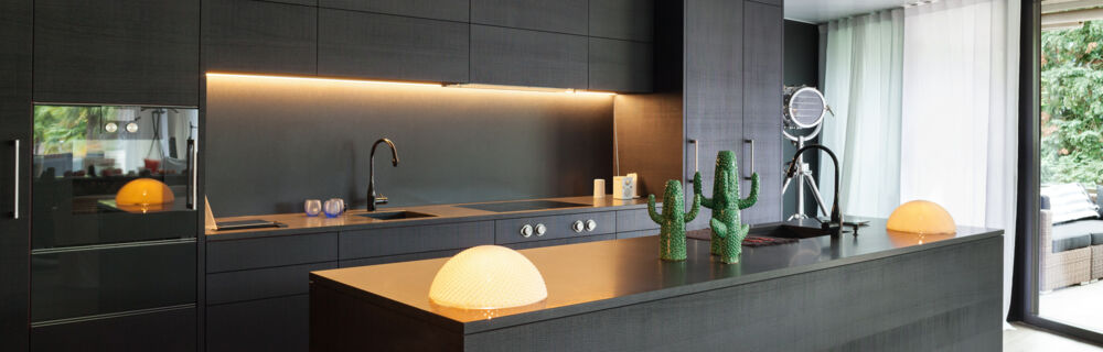 In einer modernen Küche bereitet das Zubereiten von leckeren Essen besonders viel Freude. Moderne Küche