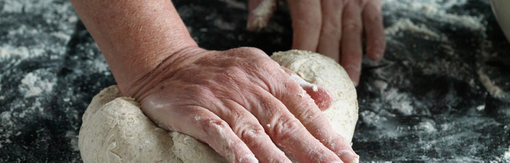Brot backen Sauerteigbrot Teig kneten Brot backen Sauerteigbrot Teig kneten
