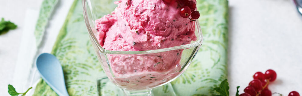 Johannisbeer-Buttermilch-Eiscreme Johannisbeer-Buttermilch-Eiscreme