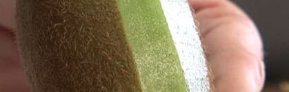 Kiwi schälen und schneiden Kiwi schälen und schneiden