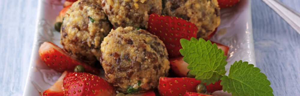 Tofu-Schwarzbrot-Klößchen mit Erdbeeren Tofu-Schwarzbrot-Klößchen mit Erdbeeren