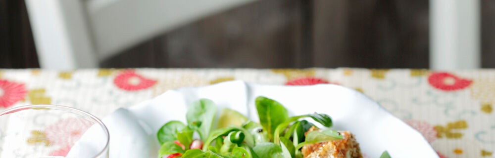 Feldsalat mit Granatapfel und Sesam-Fetawürfeln Feldsalat mit Granatapfel und Sesam-Fetawürfeln