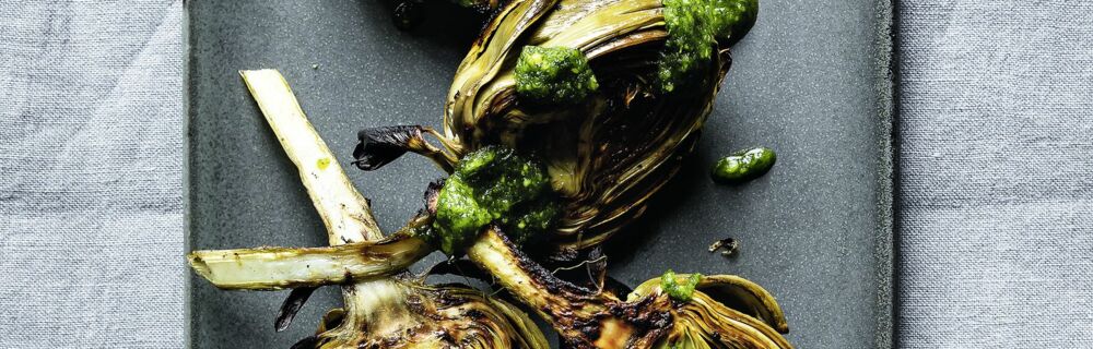 Gegrillte Artischocken mit Petersilien-Minze-Pesto Gegrillte Artischocken mit Petersilien-Minze-Pesto