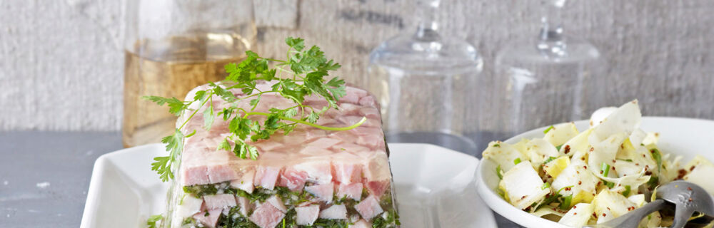 Schinkensülze mit Kerbel und Schalotten Schinkensülze mit Kerbel und Schalotten