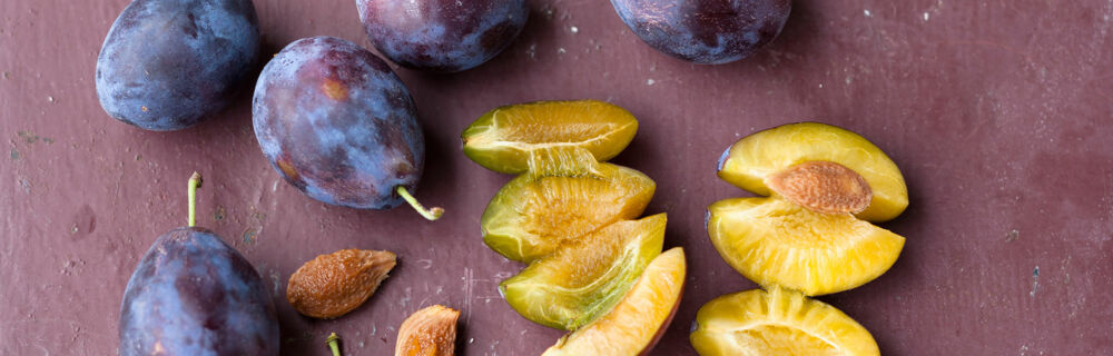 Käsekuchen, Zwetschgen ent- steinen, Step 3 Zwetschgen Unterseite Tipp