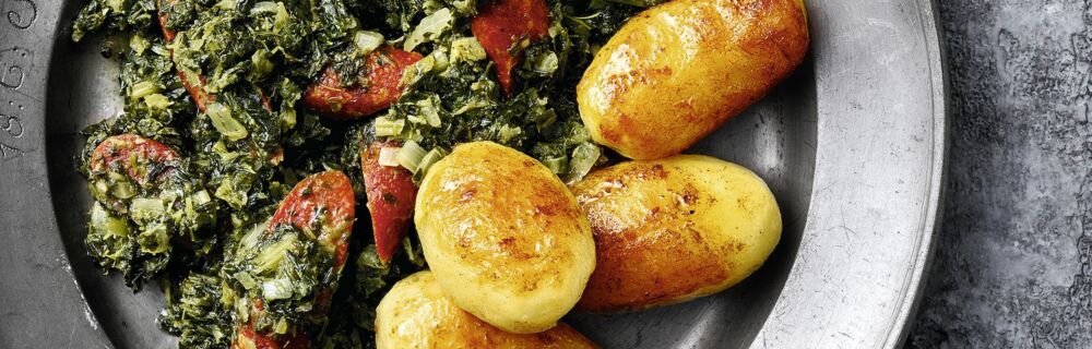 Grünkohl auf norddeutsche Art mit Wildknackern und Bratkartoffeln Grünkohl auf norddeutsche Art mit Wildknackern und Bratkartoffeln