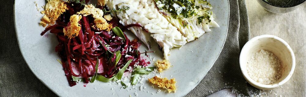 Gebackener Zander und Rote-Bete-Nudeln mit Parmesan-Crunch Gebackener Zander und Rote-Bete-Nudeln mit Parmesan-Crunch