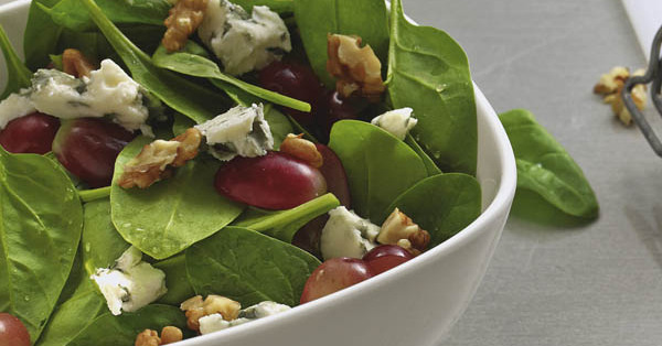 Spinatsalat mit Roquefort und Trauben Rezept | Küchengötter