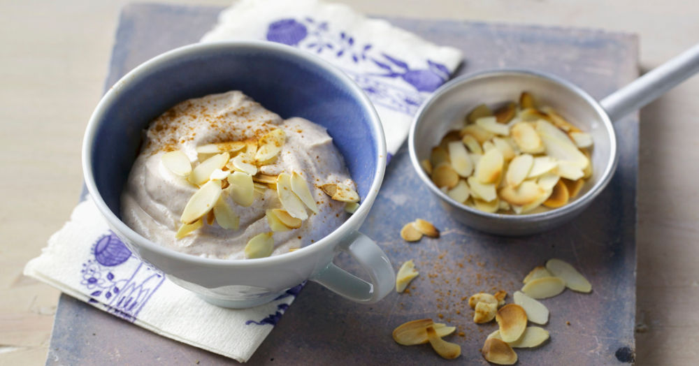 Zimtquark mit gerösteten Mandeln Rezept | Küchengötter