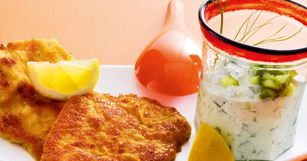 Putenschnitzel mit frischer Gurkensauce Rezept | Küchengötter