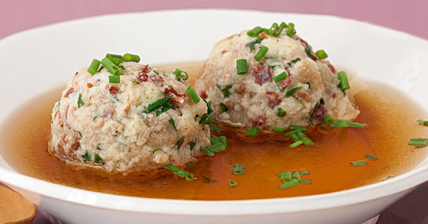 Speckknödelsuppe mit Vinschgerl-Brot Rezept | Küchengötter