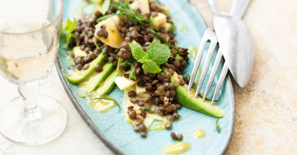 Avocado-Apfel-Salat mit grünen Linsen, Chili und Minze Rezept ...