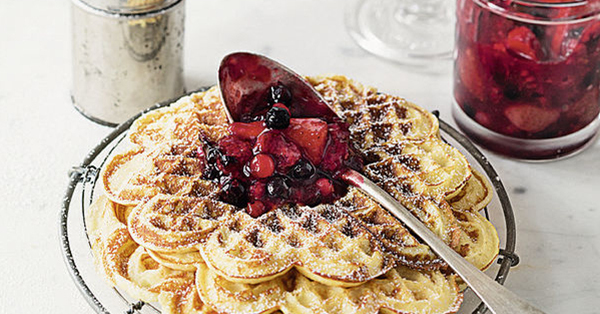 Brandteigwaffeln mit Beerengrütze Rezept | Küchengötter