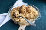 Apple Crumble mit Dulce-de-Leche-Eis Apple Crumble mit Dulce-de-Leche-Eis