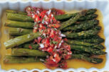 Gegrillter Spargel mit Tomatensauce Gegrillter Spargel mit Tomatensauce