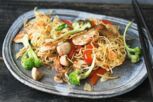Gebratene Nudeln mit Gemüse und Huhn Gebratene Nudeln mit Gemüse und Huhn