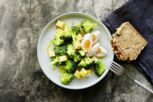 Brokkoli-Eier-Käse-Salat mit Brot Brokkoli-Eier-Käse-Salat mit Brot