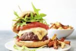 Cheeseburger mit Gemüsefritten Cheeseburger mit Gemüsefritten