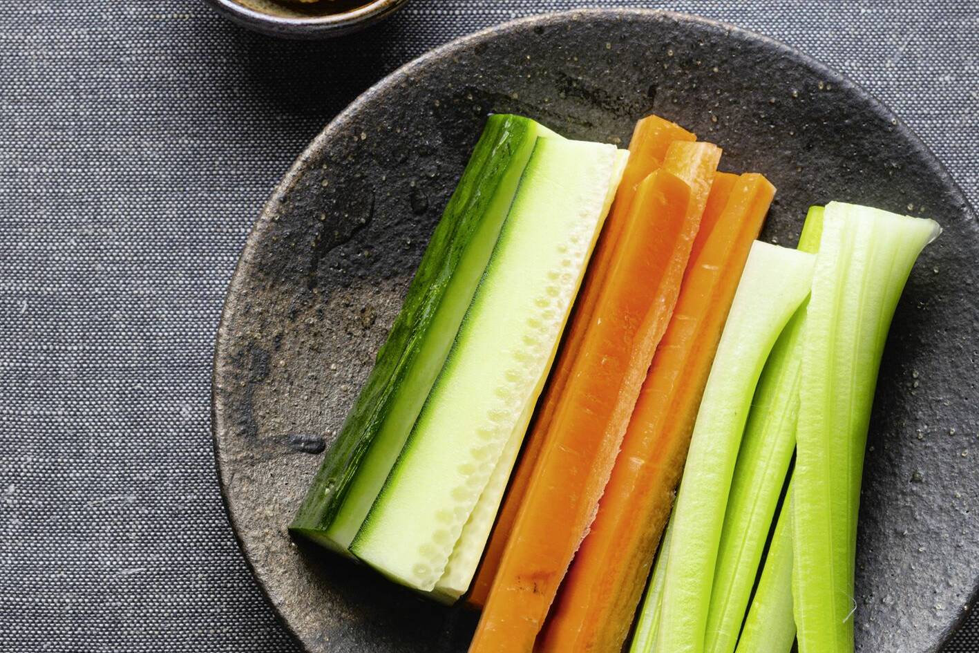 Gemüsesticks mit Miso-Dip Rezept | Küchengötter