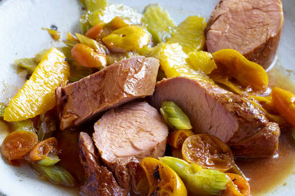 Glasiertes Schweinefilet mit Sellerie-Orangen-Gemüse Rezept | Küchengötter