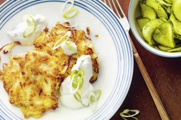 Kraut-Kartoffel-Rösti mit Gurkensalat Rezept | Küchengötter