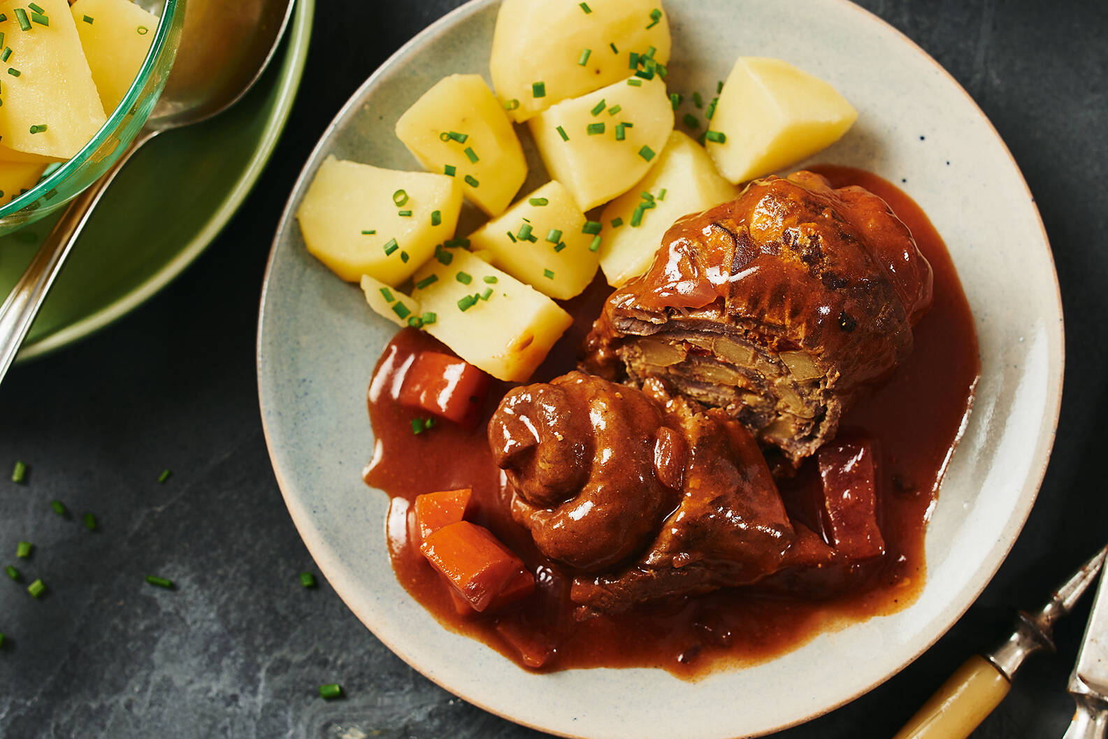 Rinderrouladen mit Apfelstückchen und Rote-Bete Rezept | Küchengötter