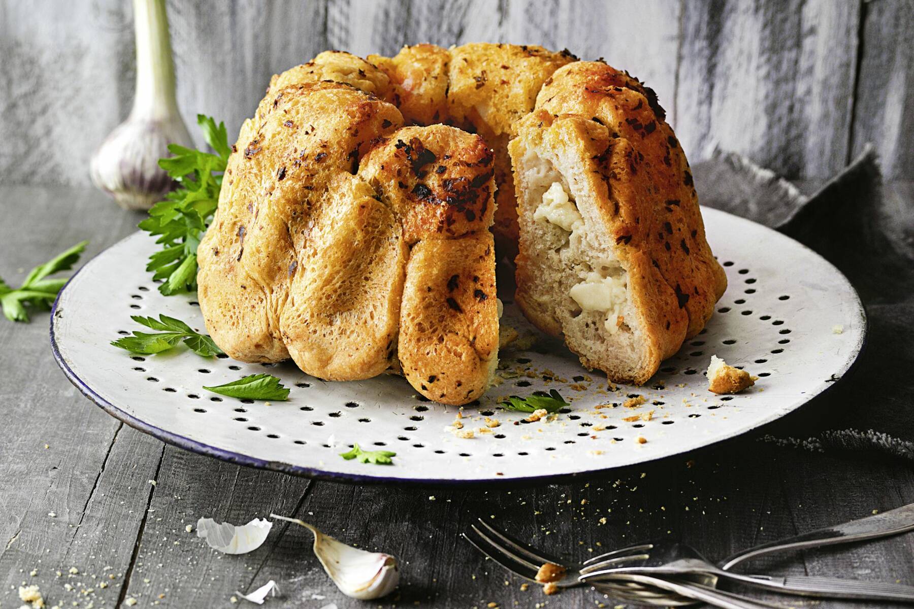 Garlic-Cheese-Monkey-Bread Rezept | Küchengötter