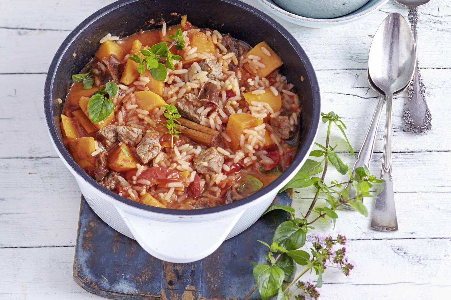 Lammtopf mit Reis, Süßkartoffeln und Datteln Rezept | Küchengötter