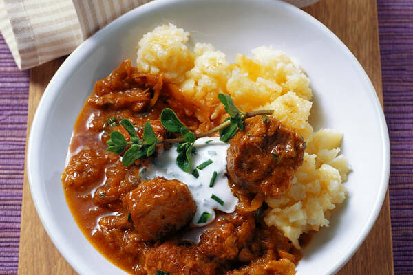 Zwiebelgulasch mit Paprika, Sauerkraut und frischem Majoran Rezept ...