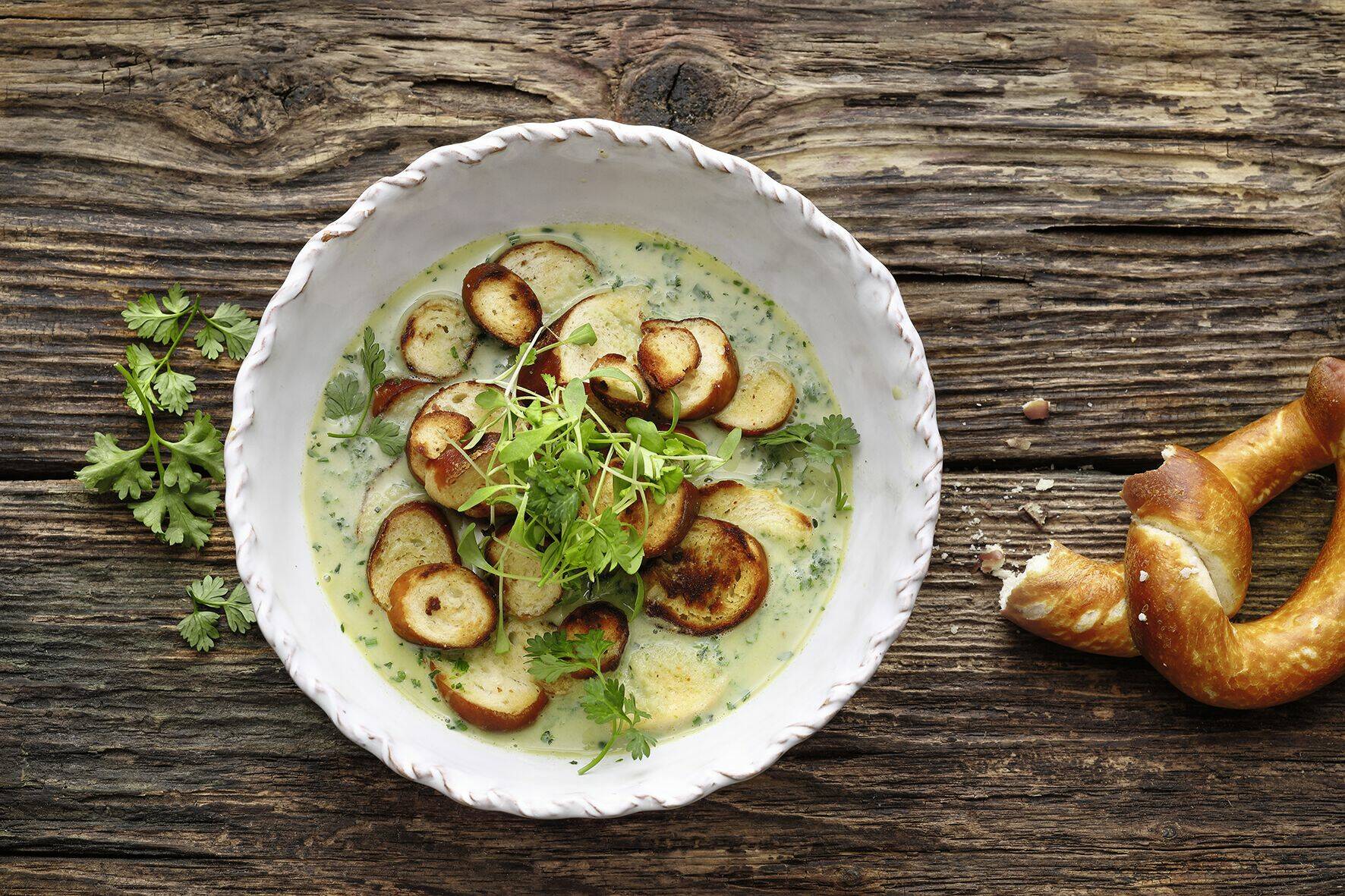 Brezensuppe mit Kräutern Rezept | Küchengötter