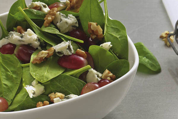 Spinatsalat mit Roquefort und Trauben Rezept | Küchengötter