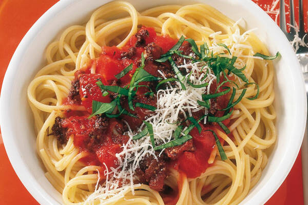 Spaghetti mit Tomaten und Olivenpaste Rezept | Küchengötter